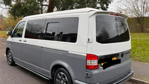 Eddie – 4 berth Volkswagen Campervan T5 Pop top