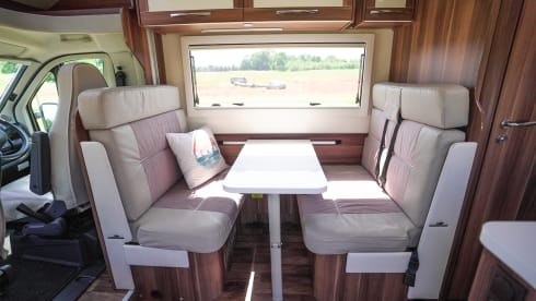 Roscoe – Luxury motorhome - sleeps 6 - Includes Insurance