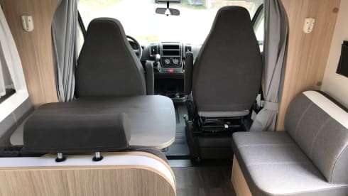 9/14 – Luxury automatic camper with 2-person queen bed!