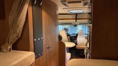 4p Hymer B 674 SL integrated from 2009 including length beds and fold-down bed