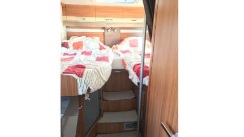 Modern Camper, automatic with air conditioning, TV and bicycle lift💪 fully equipped!