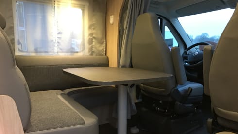 Sunlight T68, 2019. Einzelbetten, Hubbett, große Garage, Navigation