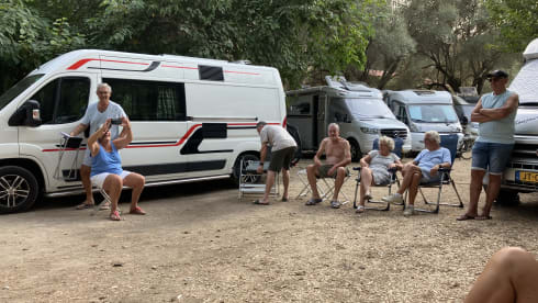 4-person Peugeot bus from 2017, sleeping 2 people