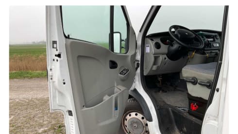 Rolling Happiness – 5p Renault alcove from 2008