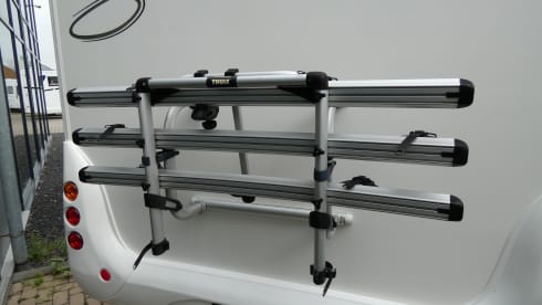 Luxurious spacious 4p camper with queen bed and pull-down bed