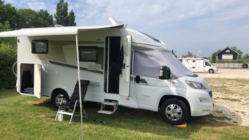 Young luxury 3p camper with automatic transmission Fiat Carado T337 semi-integrated 