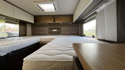 21 LMC 660 G – 22 LMC Tourer H660G 2 person Camper