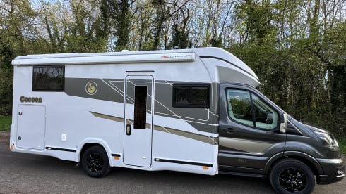 Location de camping-car semi-intégré de luxe Benimar – automatique – 5 places – 2026