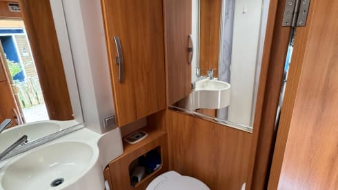 2p Hymer T672CL semi-integrated from 2009