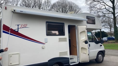 Fijne gezinscamper met 6 zit & slaapplaatsen.  – 6p Fiat alcove from 2004