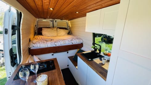 Benny_theBenz – Stylish Mercedes Sprinter Bus Camper
