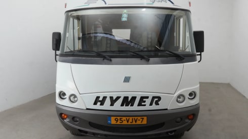 Hymer vast bed – Luxury entrance Hymer B574