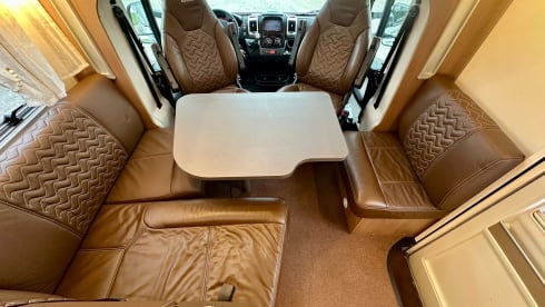 Automaat – 5p luxury camper with separate bed & electric lifting bed