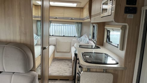 Foxy – 6 berth family motorhome with canopy, 2017