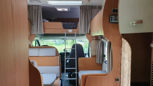 Lucky – Spacious and complete camper (7p-2012-euro5)