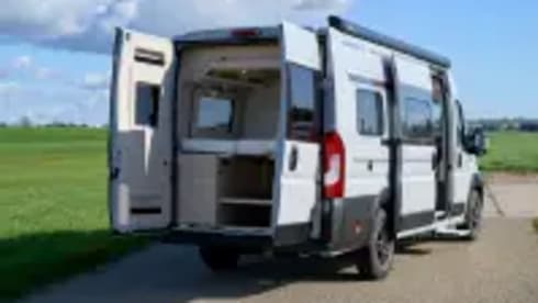 Easy Rider Off the Grid de Luxe nr 4  – Beautiful 3-person camper with automatic transmission and swing-away bicycle rack