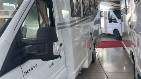 Feel Home on wheels – New and spacious Roller Team 2023 with central bed