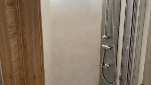 Wunderschöner Pilote 696 D , mit Großem Bad im Heck