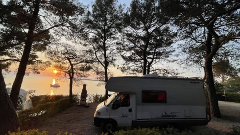 Real family camper! 4p Dethleff's alcove from 1999