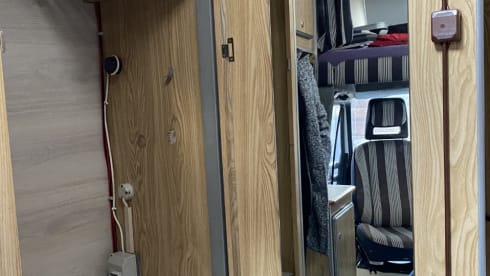 Robert 💕 – Cozy camper for 4 people. with engine block from 2014!