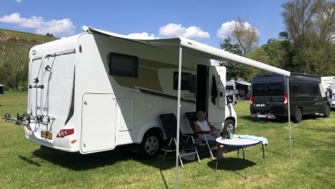 Young luxury 3p camper with automatic transmission Fiat Carado T337 semi-integrated 