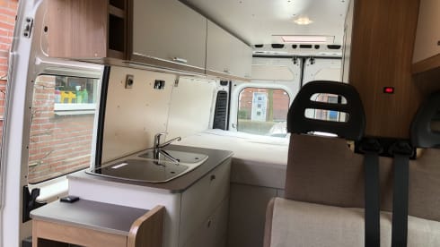 4-person Peugeot bus from 2017, sleeping 2 people