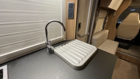 Bailey – Bailey semi-integrato a 6 posti letto, costruito nel 2019.