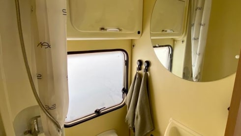 Ons Suzy – 6p Elnagh alcove family camper
