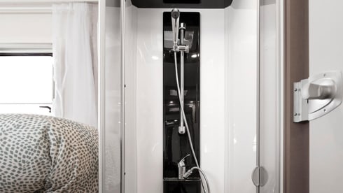 I7400 SBC - Etrusco A-Class 2025 4 berth 4 seatbelts Auto 5G WiFi 