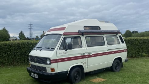 Velma – 4 berth Volkswagen campervan from 1988