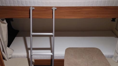 Premium integrated 5-person camper with bunk and lifting bed