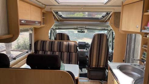 3p. Compact, complete and comfortable Sunroof Dethleffs semi-integrated.