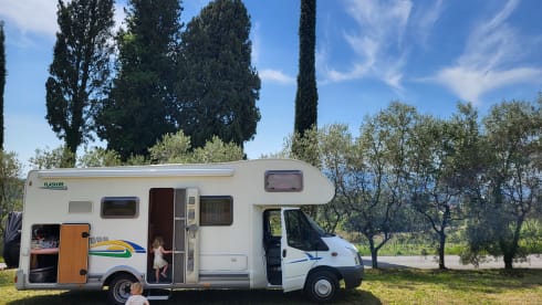 Spacious and comfortable family camper. 6p Chausson alcove from 2008