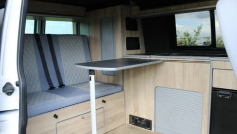VW T5, luxury Two-Tone from 2015, new installation, automatic, many extras