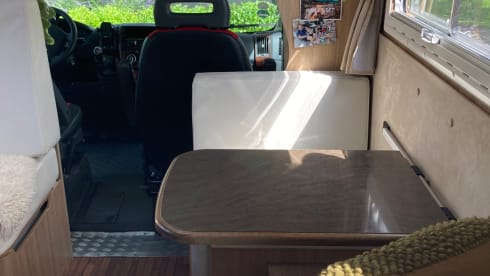 Nice, spacious alcove family camper with lots of light!
