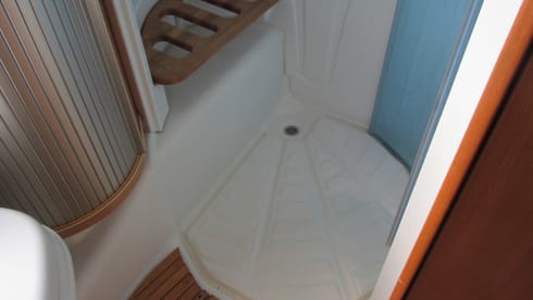 Albert – Chausson Welcome Wohnmobil mit 4 Schlafplätzen und großer Garage mit Verriegelung