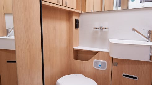 Comfortable Hymer 680 BMC Integral (2023). Book now for 2024!