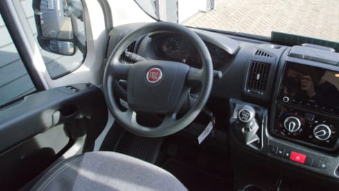 Sunlight T65 – Très beau camping-car Sunlight spacieux pour 4 personnes de 2023, beaucoup d'espace de rangement.