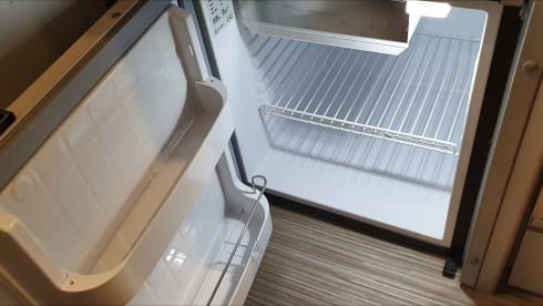 RENTACAMPA  – 2 BERTH FULLY SELF CONTAINED CAMPERVAN WITH TOILET AND SHOWER 