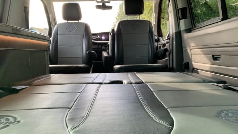 Strawberry – New VW California Ocean T6.1 DSG 2.0 TDI Automatic with drive assist