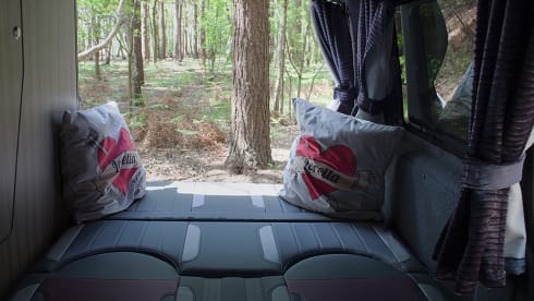 Loretta – Loretta VW T6 Campervan, Pop top roof 4 berth (5 seater).