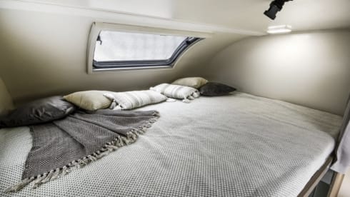 Roller Team 746 - 6 belts/overcab/ – 2023 Roller Team 6 sleeper/rear lounge 