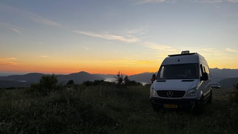 Tough 2 person bus camper - Off-grid