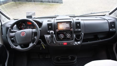 half integraal camper – This luxurious 4-person semi-integrated camper from the Weinsberg brand 