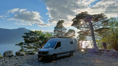 Keesie – Volkswagen Crafter Off-Grid Bus Camper with Roof Terrace