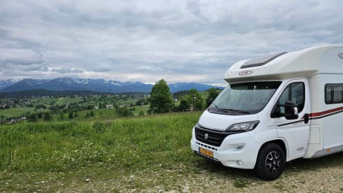 Bertha – Very Luxury, 2 or 4 person LMC semi-integral camper (automatic)
