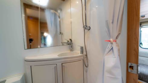 Taylor – Peugeot Bailey Approach camper met 6 slaapplaatsen, bouwjaar 2011.