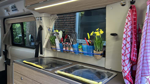 Stoere Duco – Reliable Hymer Sydney urban camper, comfortable, complete inventory