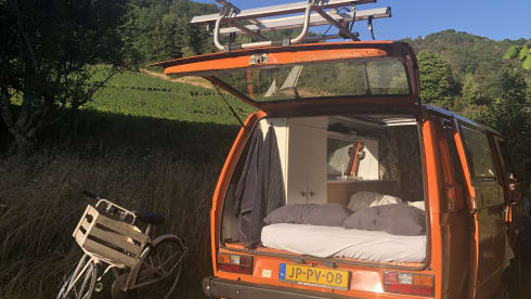 Besje – Cozy 2p Volkswagen T3 bus 'Besje' from 1981