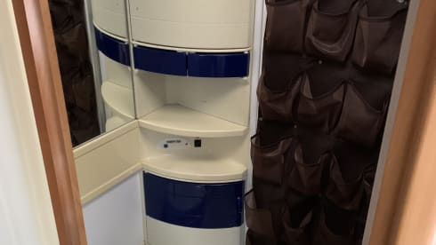 Hymer – Nice Hymer (alcove) camper with air conditioning and cruise control
